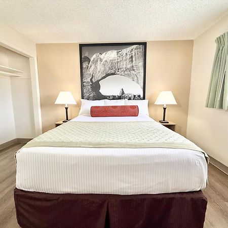 Super 8 By Wyndham Salina/Scenic Hills Area Otel Dış mekan fotoğraf