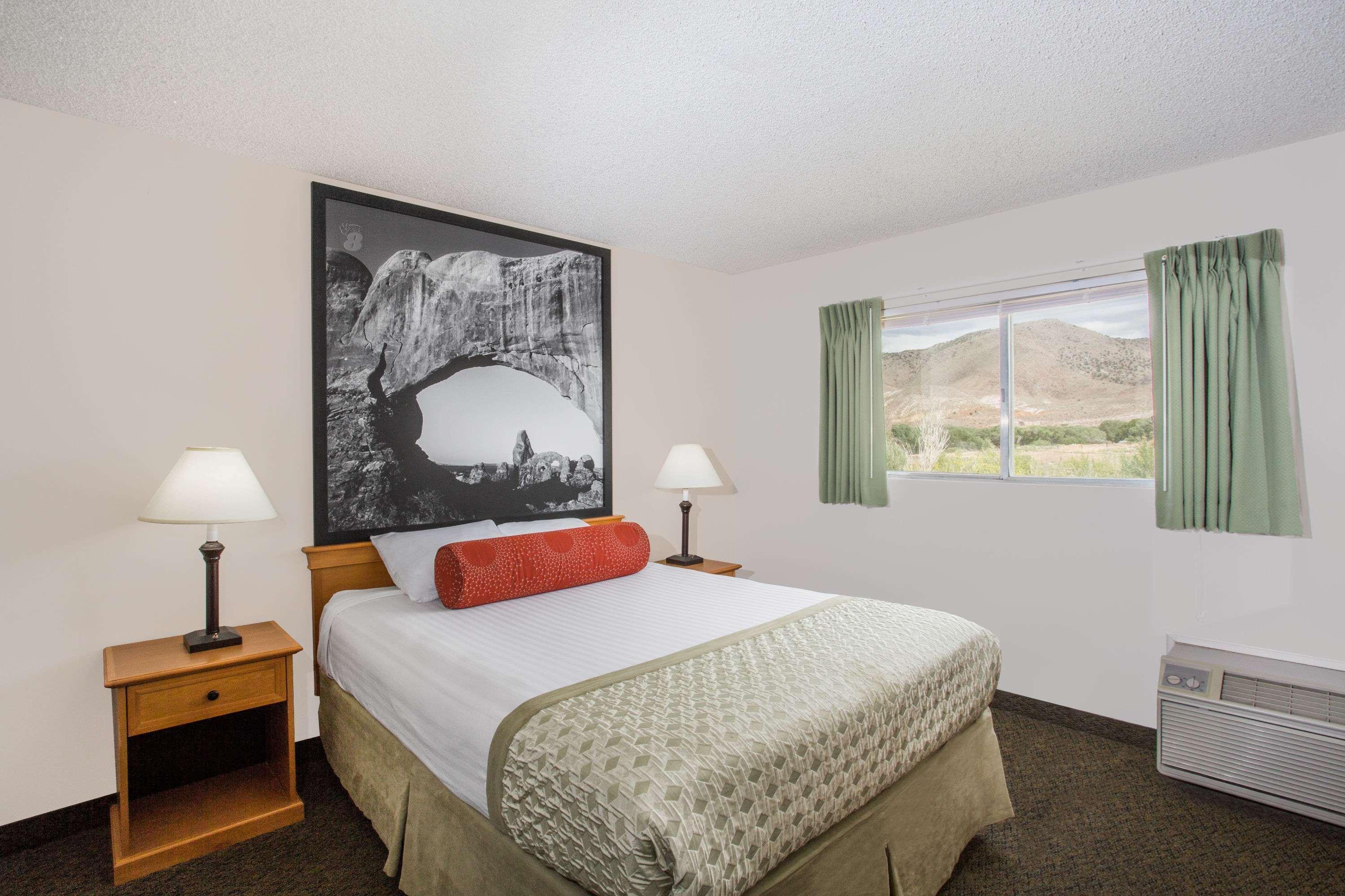 Super 8 By Wyndham Salina/Scenic Hills Area Otel Dış mekan fotoğraf