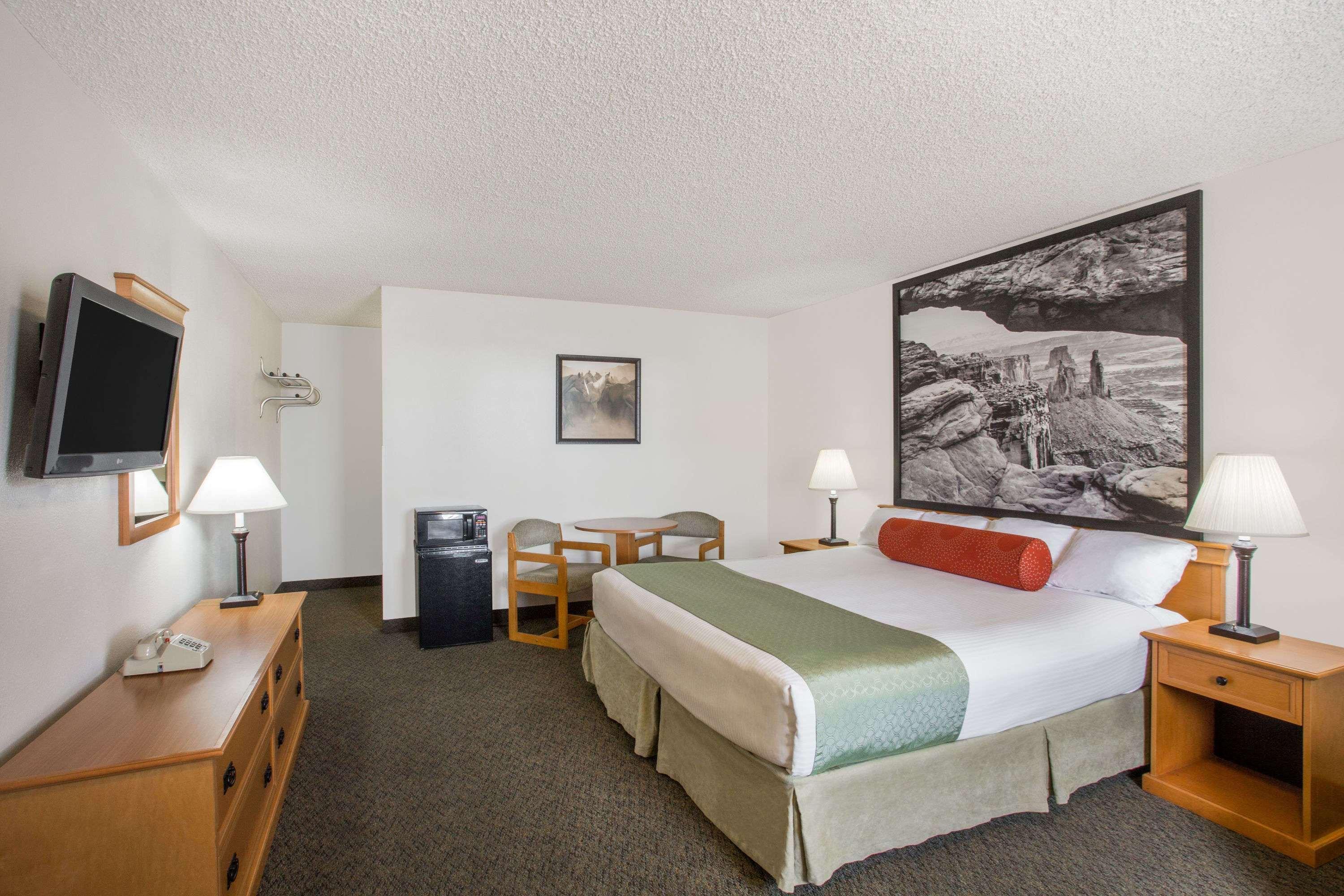 Super 8 By Wyndham Salina/Scenic Hills Area Otel Dış mekan fotoğraf