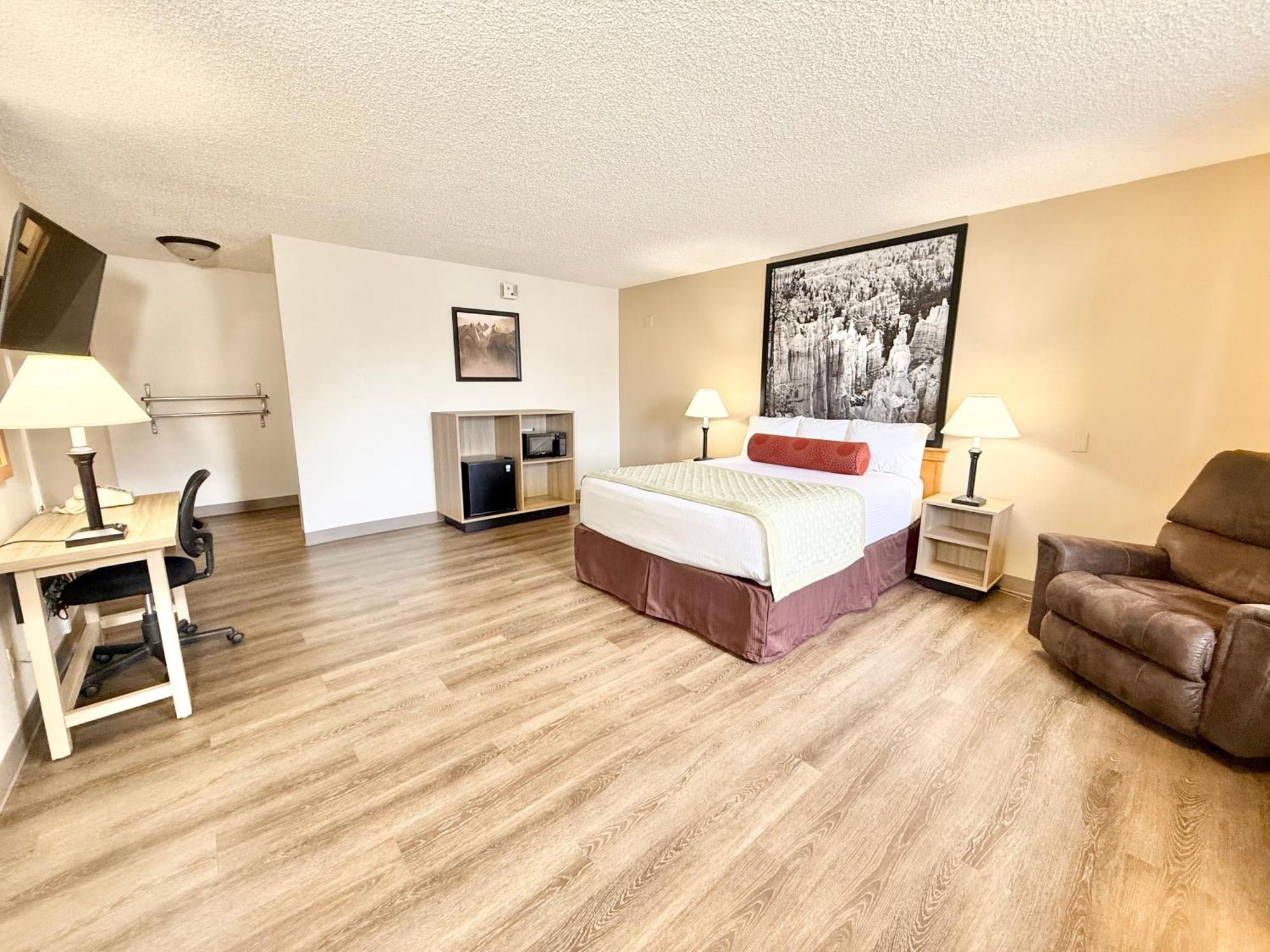 Super 8 By Wyndham Salina/Scenic Hills Area Otel Dış mekan fotoğraf