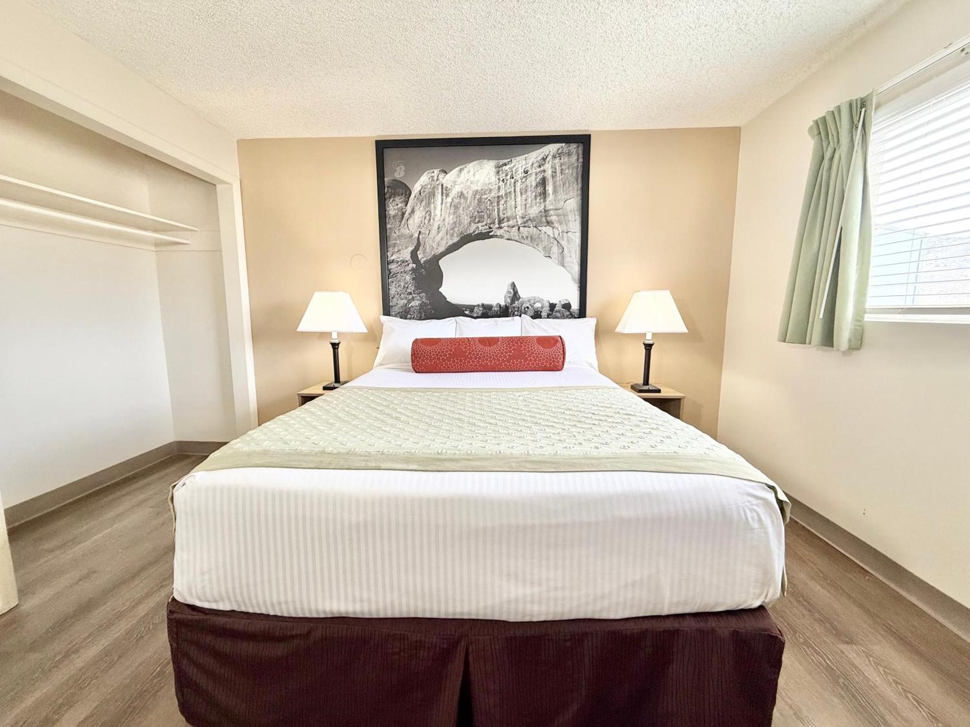 Super 8 By Wyndham Salina/Scenic Hills Area Otel Dış mekan fotoğraf