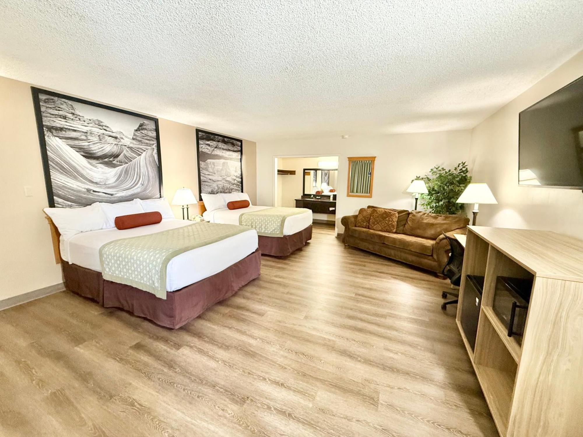 Super 8 By Wyndham Salina/Scenic Hills Area Otel Dış mekan fotoğraf