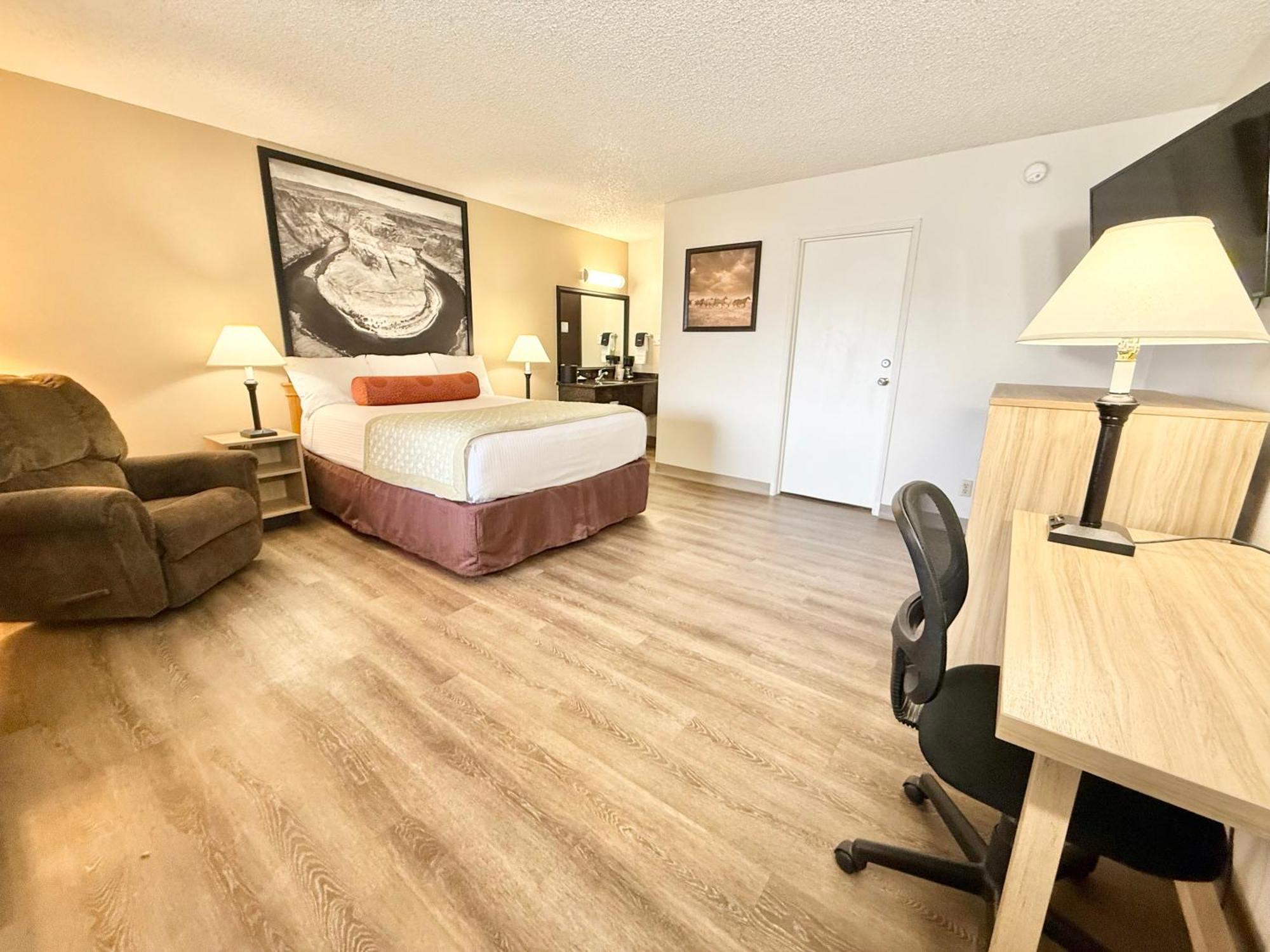Super 8 By Wyndham Salina/Scenic Hills Area Otel Dış mekan fotoğraf