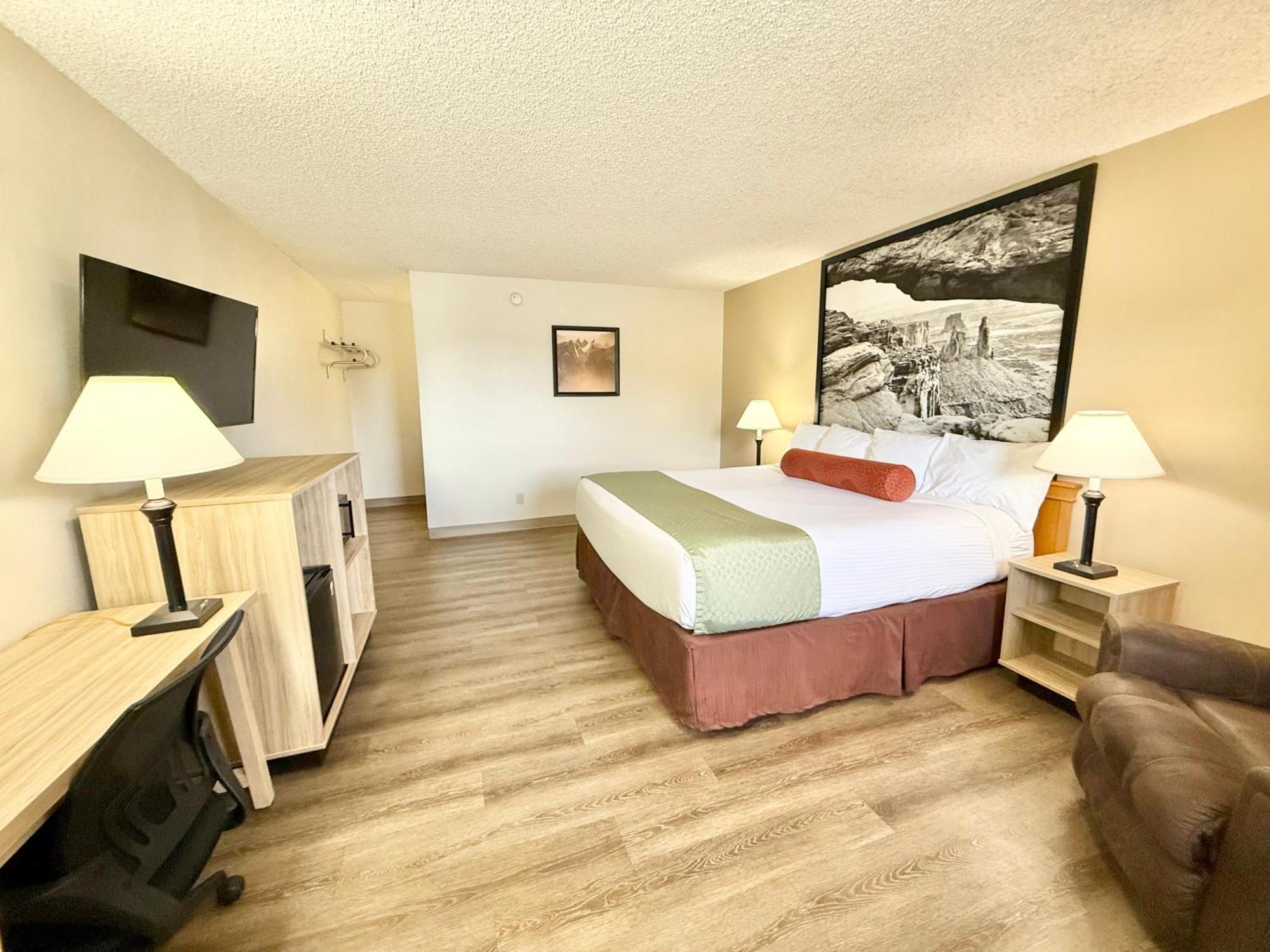 Super 8 By Wyndham Salina/Scenic Hills Area Otel Dış mekan fotoğraf