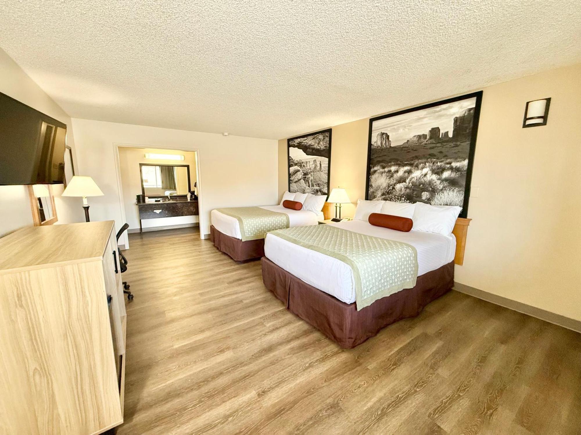 Super 8 By Wyndham Salina/Scenic Hills Area Otel Dış mekan fotoğraf