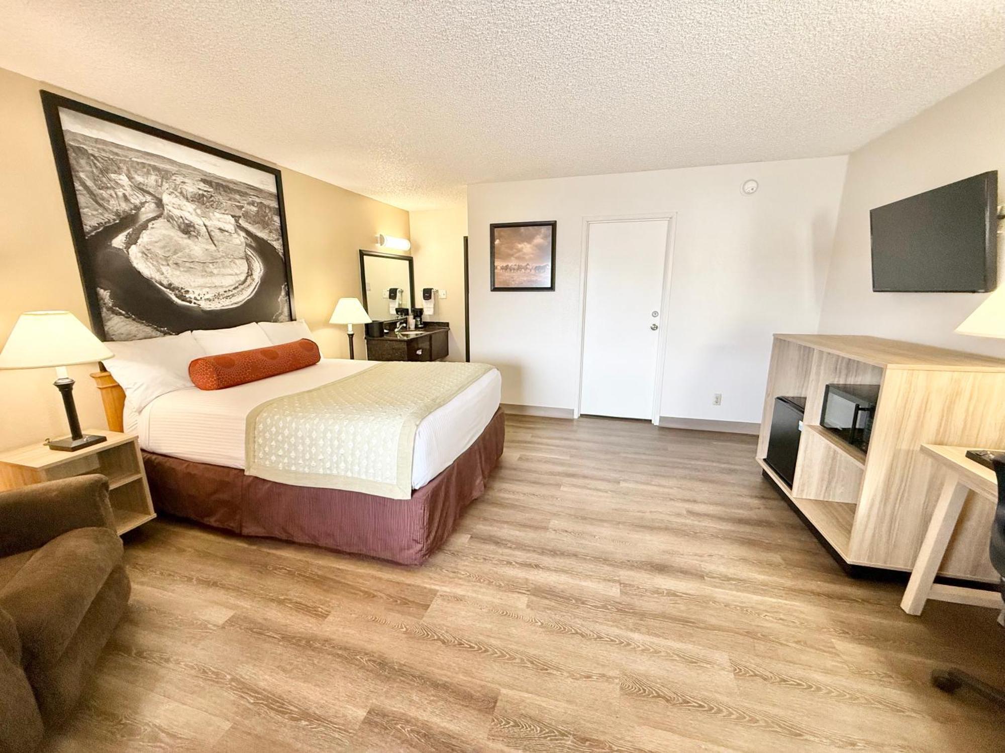 Super 8 By Wyndham Salina/Scenic Hills Area Otel Dış mekan fotoğraf