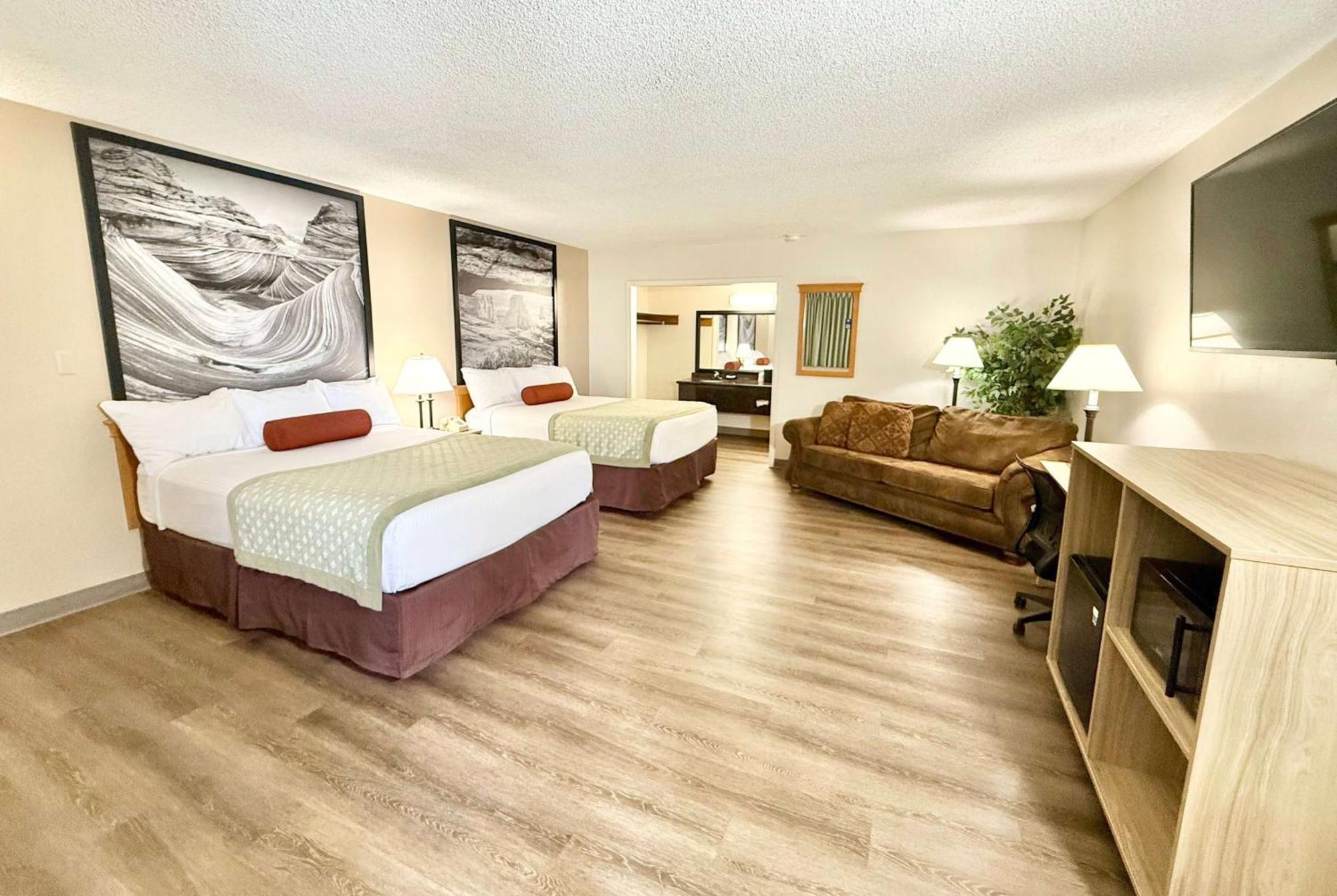 Super 8 By Wyndham Salina/Scenic Hills Area Otel Dış mekan fotoğraf