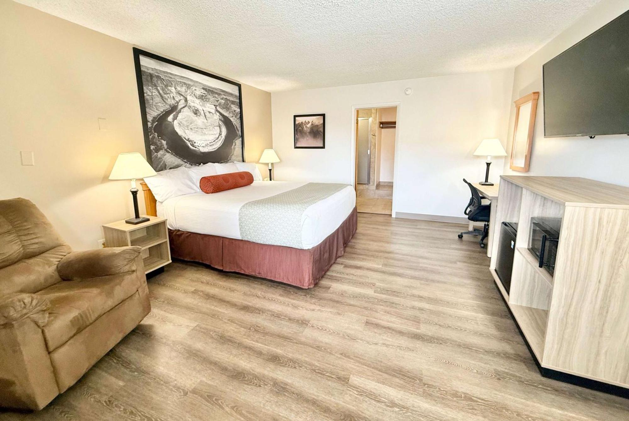 Super 8 By Wyndham Salina/Scenic Hills Area Otel Dış mekan fotoğraf