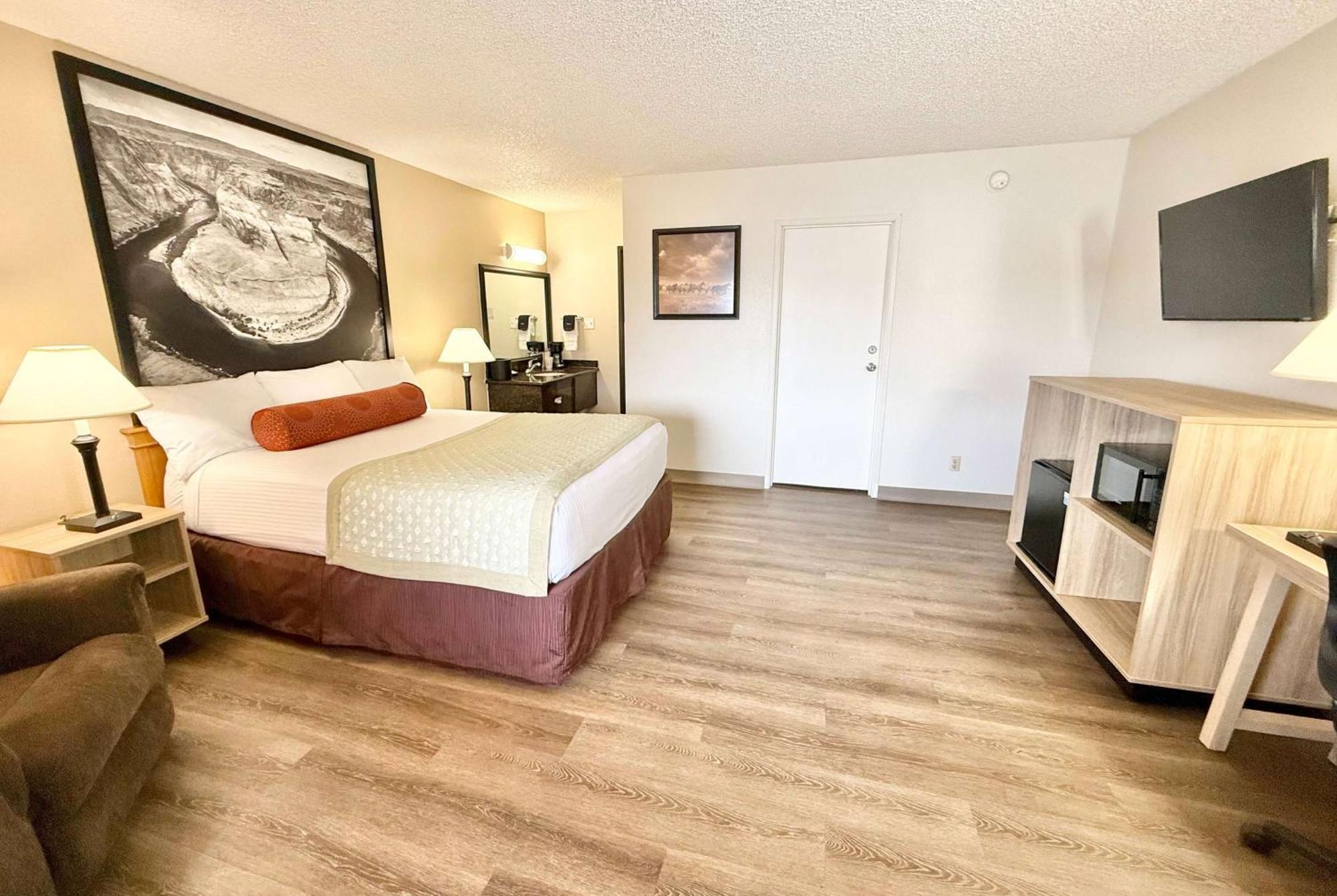 Super 8 By Wyndham Salina/Scenic Hills Area Otel Dış mekan fotoğraf
