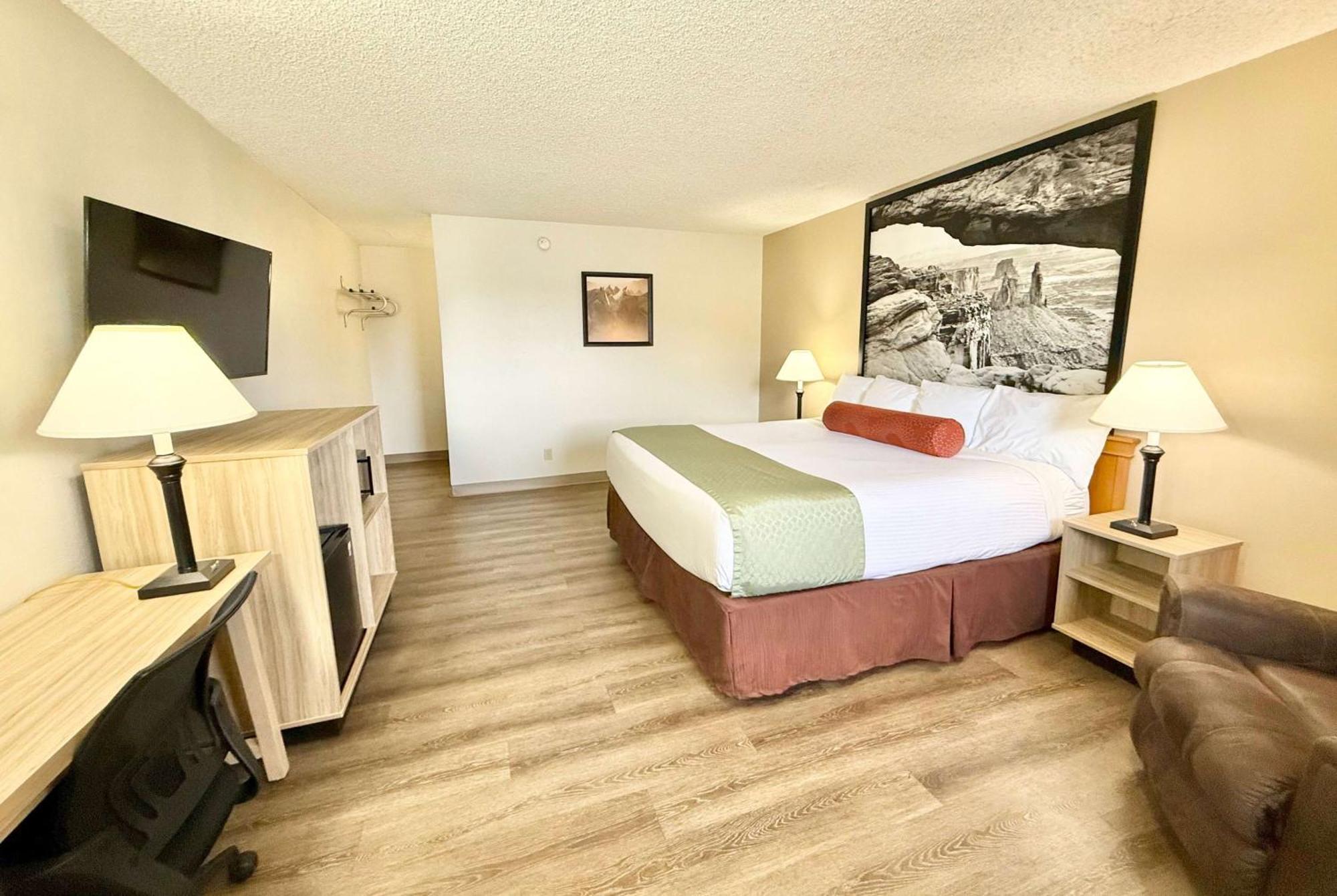 Super 8 By Wyndham Salina/Scenic Hills Area Otel Dış mekan fotoğraf