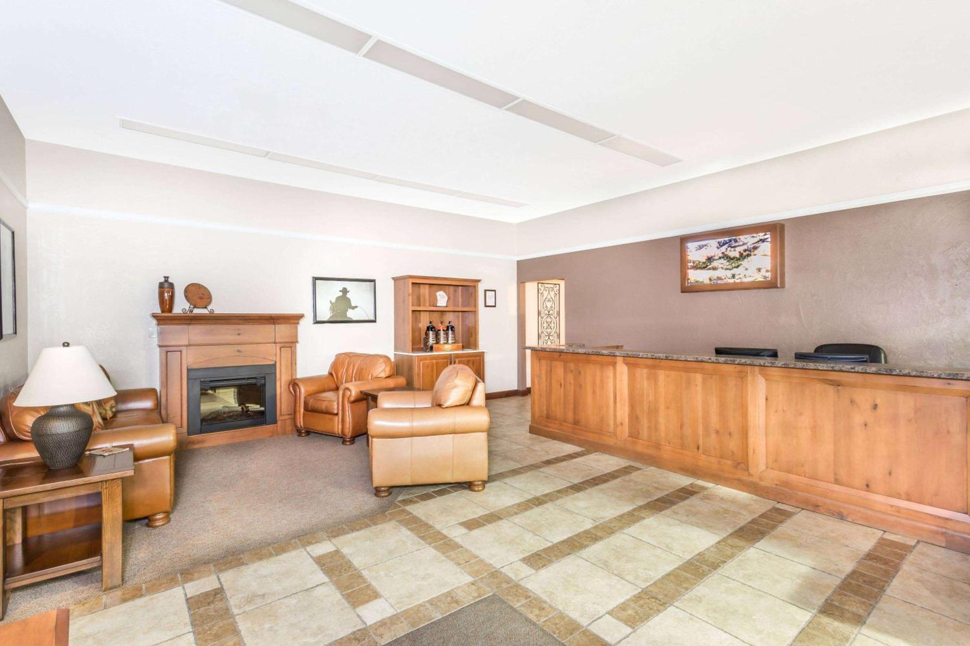 Super 8 By Wyndham Salina/Scenic Hills Area Otel Dış mekan fotoğraf