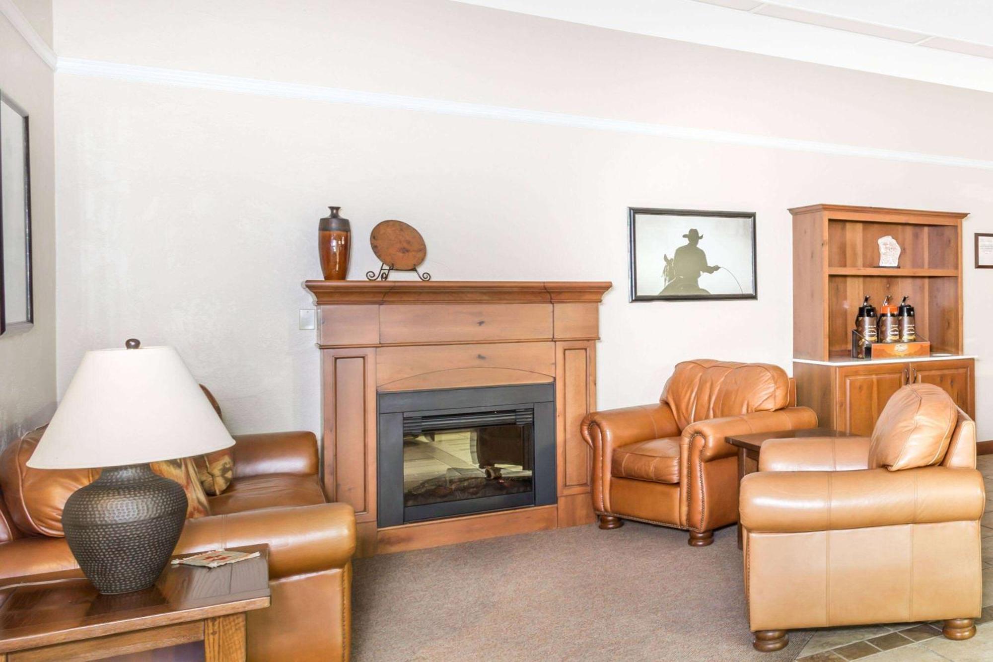 Super 8 By Wyndham Salina/Scenic Hills Area Otel Dış mekan fotoğraf