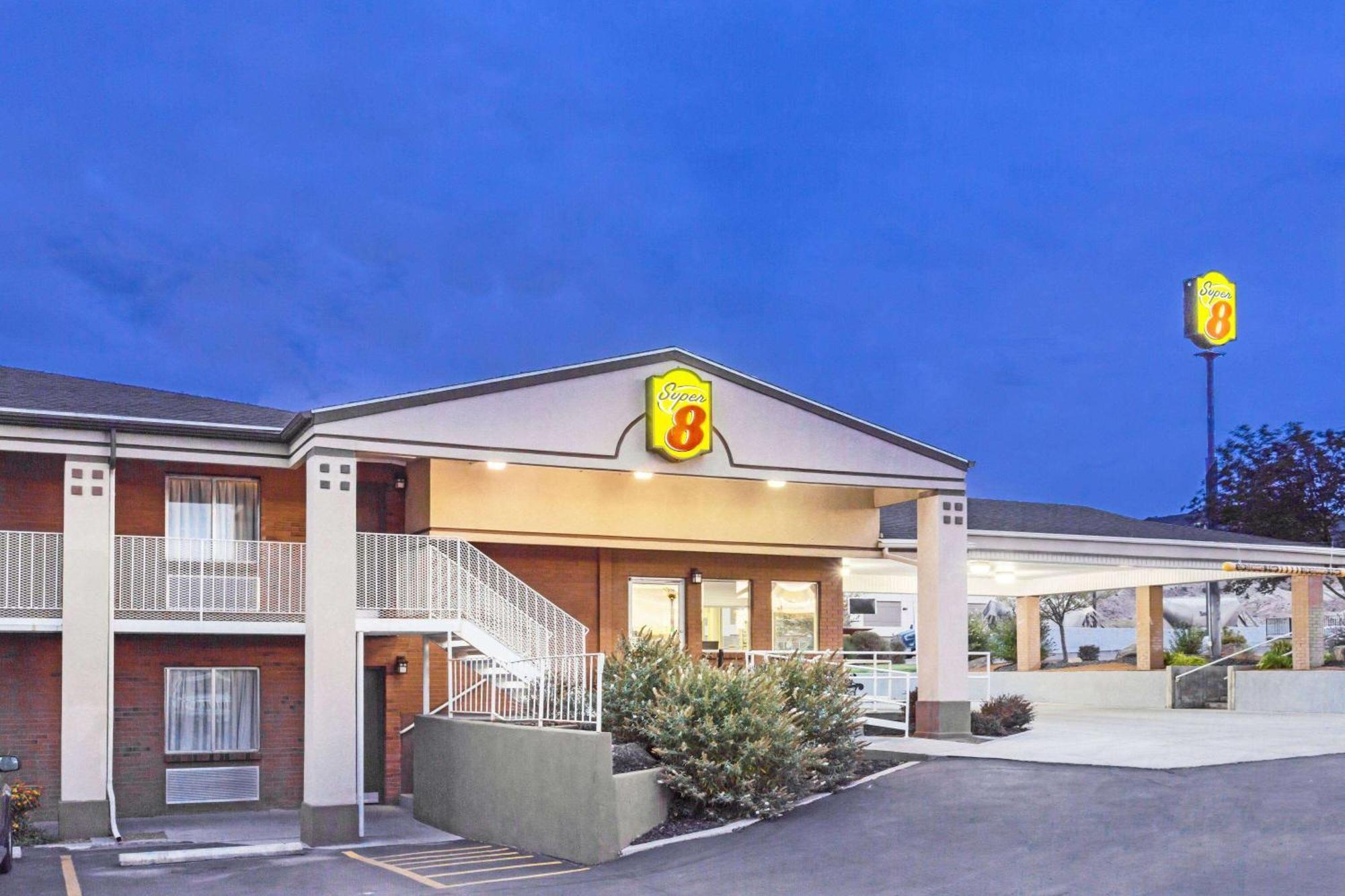 Super 8 By Wyndham Salina/Scenic Hills Area Otel Dış mekan fotoğraf