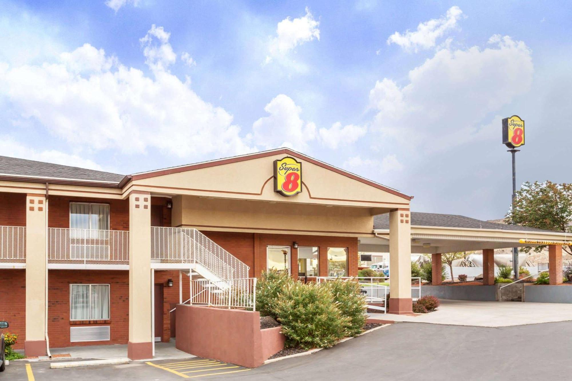 Super 8 By Wyndham Salina/Scenic Hills Area Otel Dış mekan fotoğraf