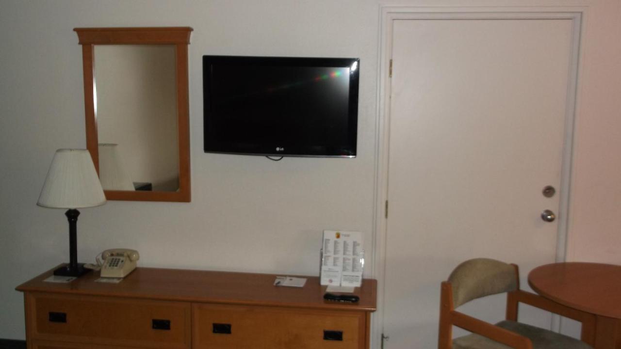 Super 8 By Wyndham Salina/Scenic Hills Area Otel Dış mekan fotoğraf